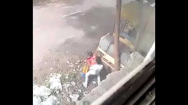 Safada trepando de quatro na rua