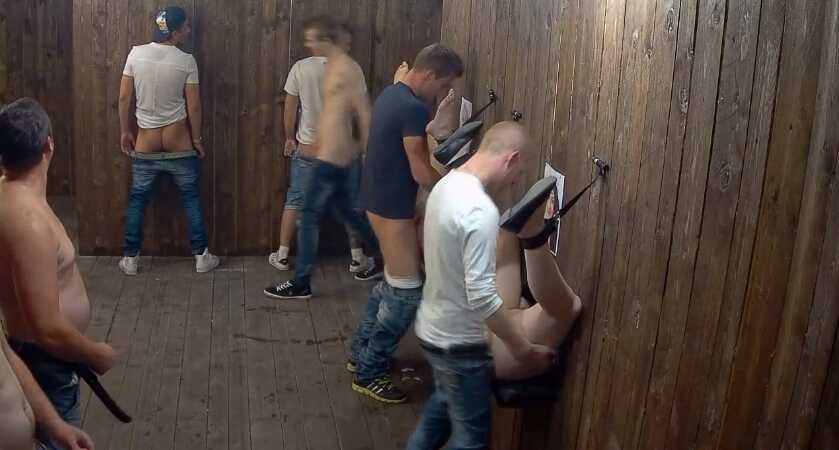 Vídeo pornô com safadas no glory Hole