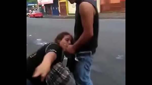 Vídeo pornô de safada fazendo boquete na rua