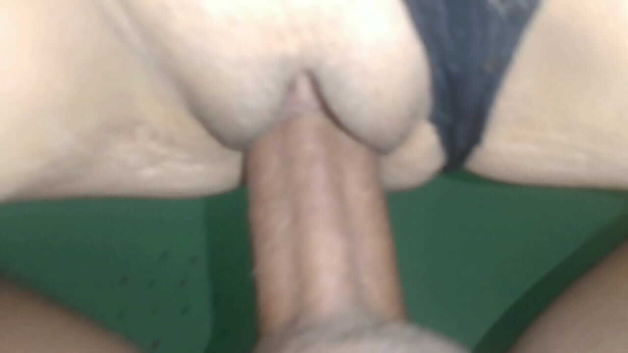Comendo a buceta apertadinha da safada