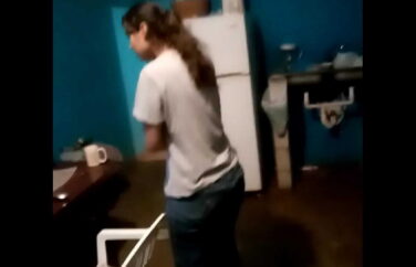 Novinha dando uma mamada rapidinha