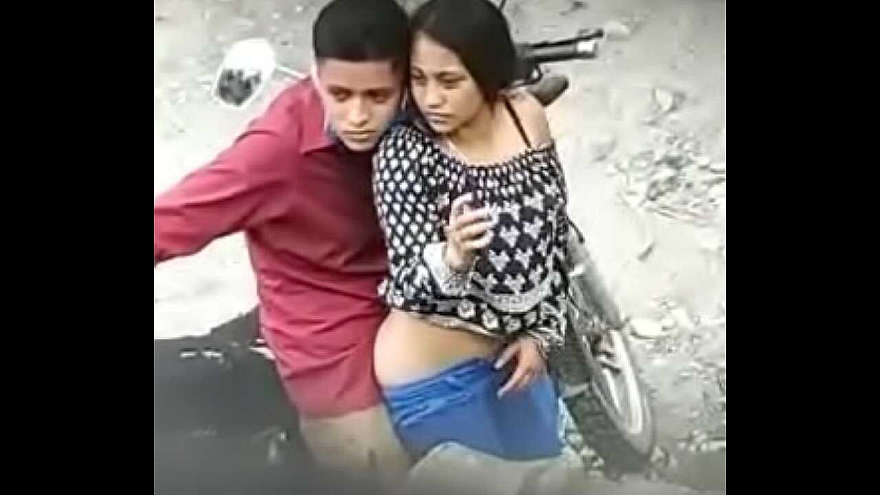 Novinha safada dando uma rapidinha com o motoboy