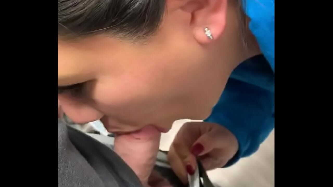 Vendedora safada chupando a pica do cliente na loja