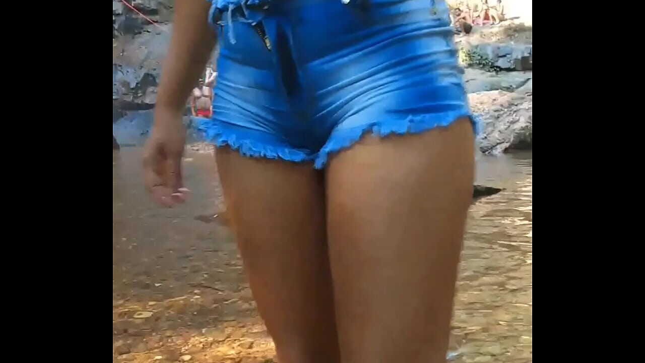 Comeu a novinha na cachoeira e encheu de porra