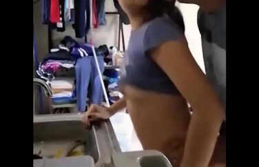 Comeu a novinha na cozinha lavando louças